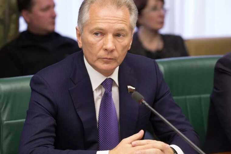 Жена сенатора Пономарева окунулась в премиальное вино