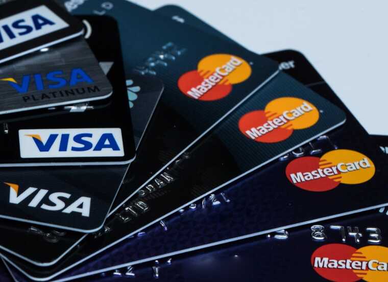 Оформление Mastercard и Visa в зарубежных банках превратилось в аферу