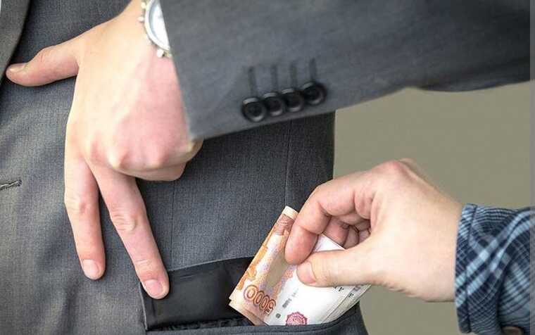 Следствие потребовало арестовать генерала и полковника таможни по делу о взятке