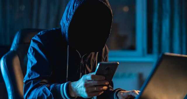 Силовики раскрыли похищавшую деньги у россиян через интернет группировку