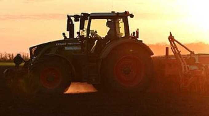 Россиянин на угнанном тракторе протаранил и попытался перевернуть машины полиции