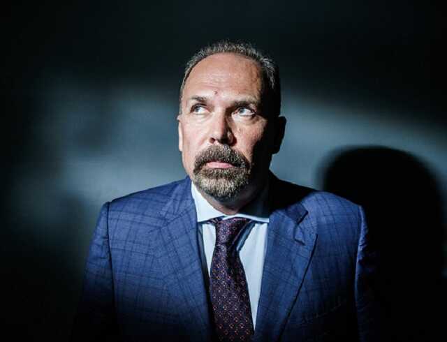 Уехавший в Дубай экс-чиновник Михаил Мень переквалифицировался в потешного музыканта и дубайского решалу