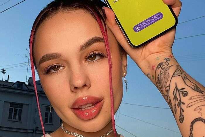 Инстасамка вернулась в Россию, чтобы увеличить себе грудь у звёздного хирурга