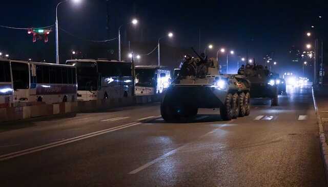 Появилось видео колонны техники на Пречистенской набережной в Москве