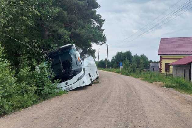 В российском регионе перевернулся автобус с 40 пассажирами