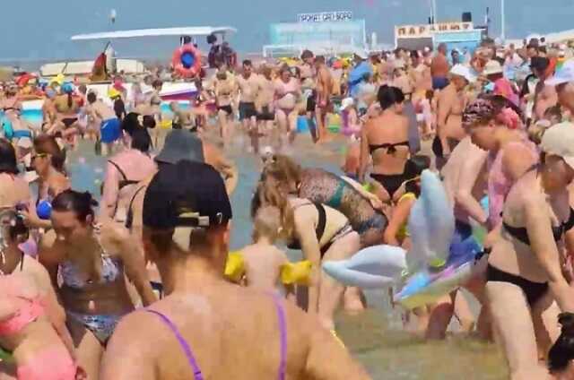 На пляжах Анапы закончились не только лежачие, но и сидячие места