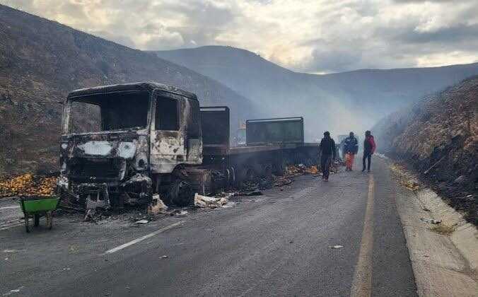 Армия ЮАР взяла под контроль ключевые магистрали после серии нападений на грузовики