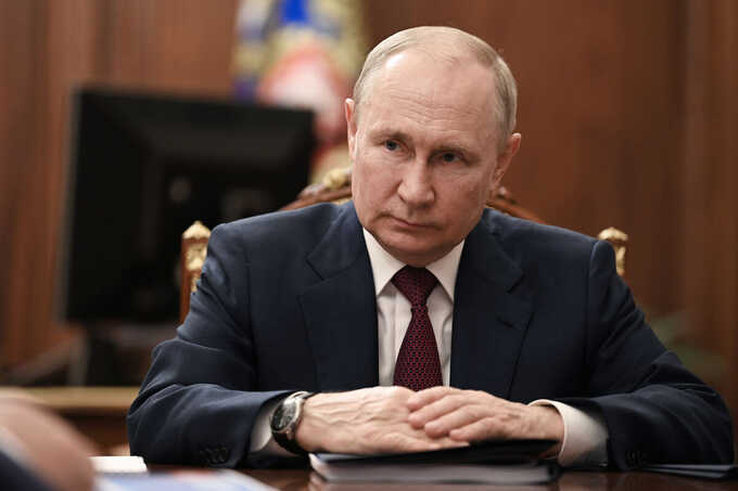 Путин заявил о необходимости постоянно бороться за суверенитет