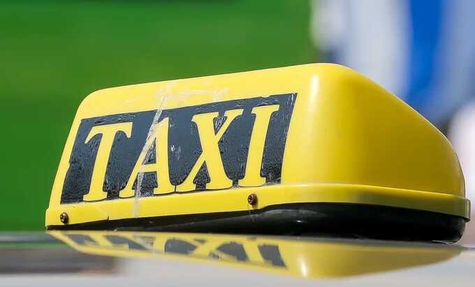 В Петербурге пассажир такси вышел из машины на огромной скорости