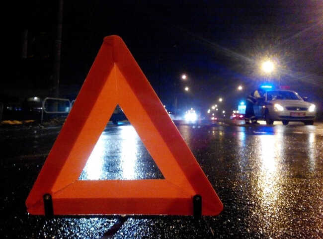 В Екатеринбурге школьники на самокате проехали на красный и попали в ДТП