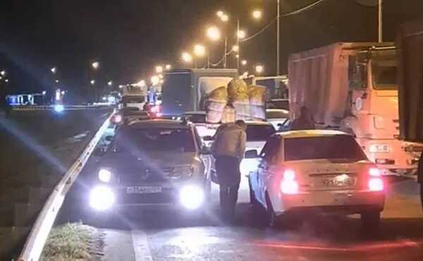 В России легковушка врезалась в грузовик, загорелась и попала на видео