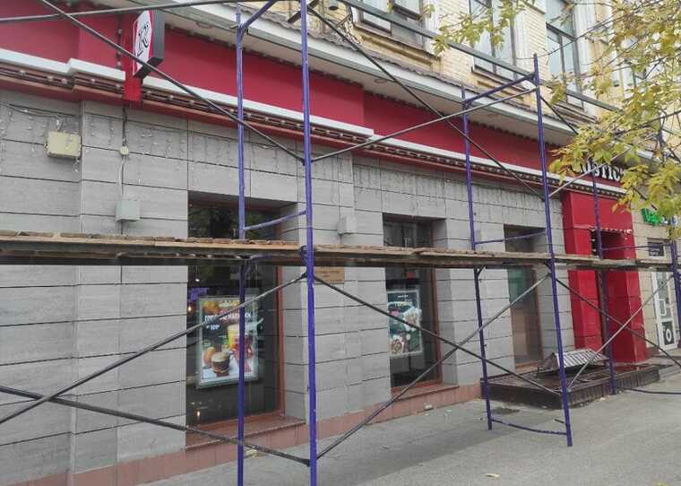 Саратовской гостинице «Европа» возвращают фасад, но похитителя старинной лестницы так и не наказали