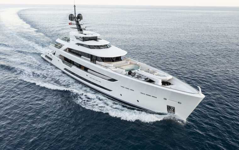 Российский флот суперъяхт плывет в море санкций