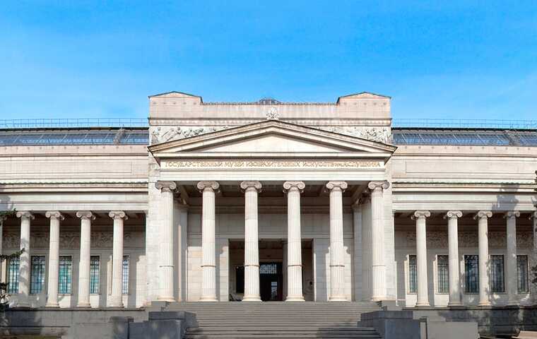 К «Баварскому дому» у московского музея шкурный интерес