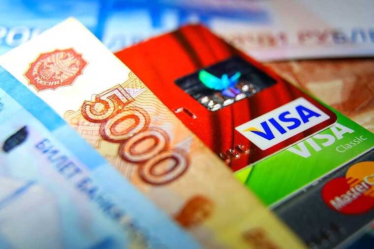 Сразу два банка объявили о заморозке вкладов своих клиентов