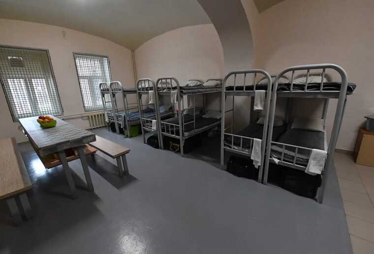 В Тюменской области: пятеро арестантов забаррикадировались в камере и устроили погром