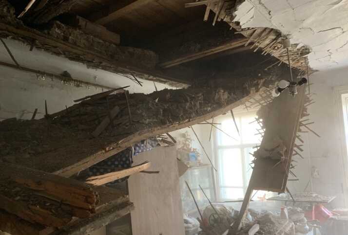 В новой школе Омской области за несколько дней до открытия рухнул потолок