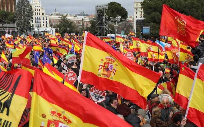 На марш протеста против премьера в Мадриде вышли тысячи людей