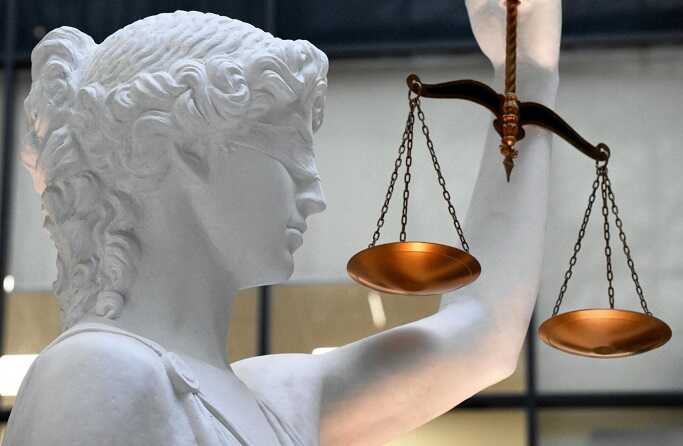 В Приангарье за хищение осудили экс-чиновницу отдела опеки и 15 женщин-опекунов