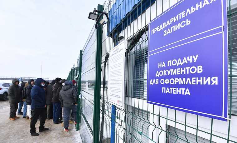 Над посредниками, которые занимаются оформлением мигрантов в России, сгущаются тучи