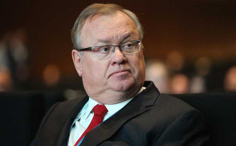 Андрей Костин раскладывает сало по холодильникам