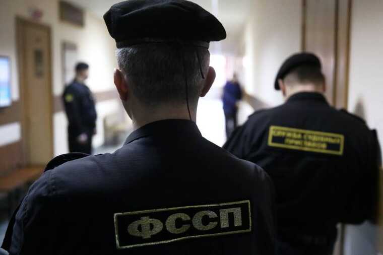 Госдума одобрила право приставов применять оружие