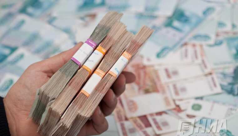 Полицейского и его подельницу осудили за махинации с грузовиками на 650 миллионов рублей