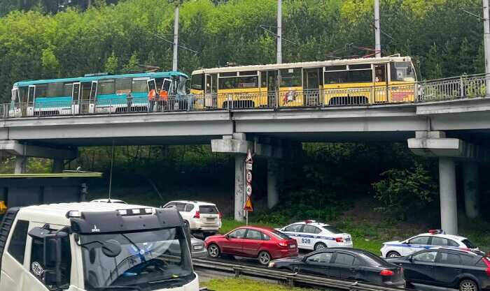 После аварии с трамваями в Кемерово задержали директора и мастера компании-перевозчика