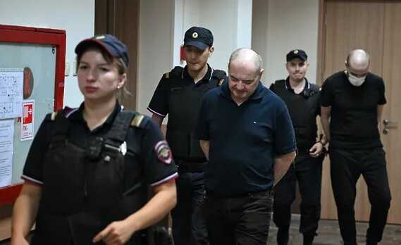 Экс-сотруднику центрального аппарата СКР инкриминировали взятки и мошенничество