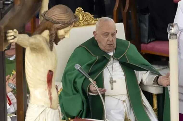 Папа римский Франциск находится в критическом состоянии после респираторного кризиса