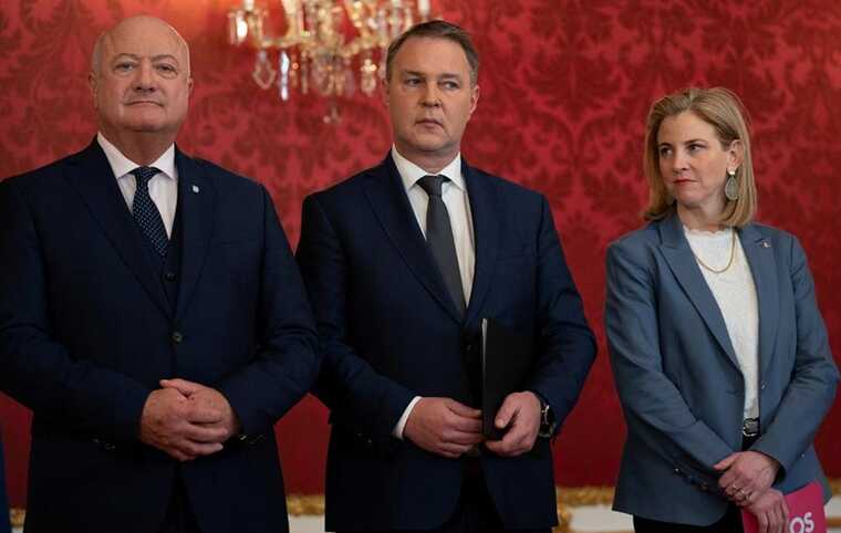 В Австрии три центристские партии сформировали коалицию