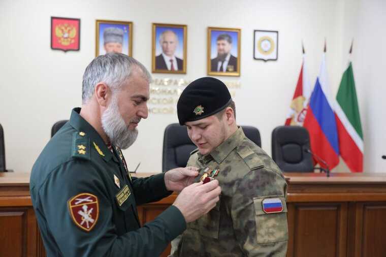 Медали за «заслуги»: Адам Кадыров снова получил награду от силовиков