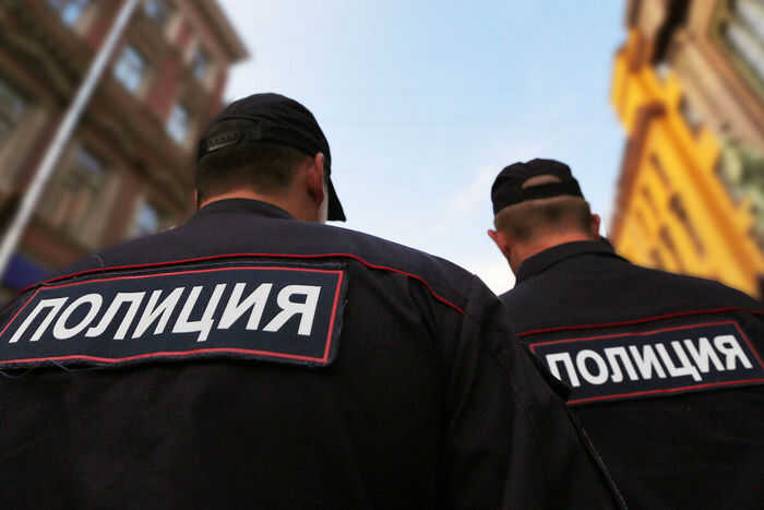 Неизвестный ведет стрельбу по людям с крыши в Мурманске