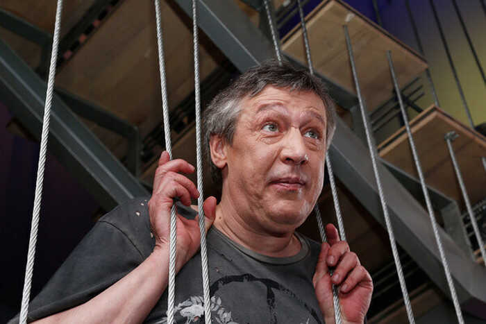 Михаил Ефремов почти не ходит и страдает от одышки после УДО