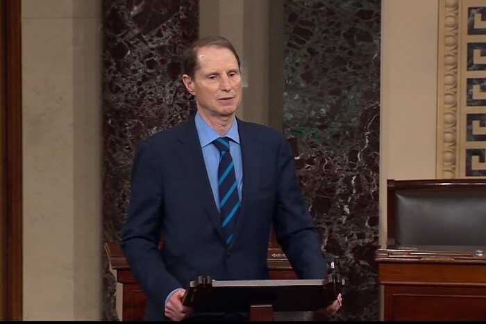 Сенатор Уайден заявляет, что пошлины Трампа наносят ущерб американским семьям и бизнесу