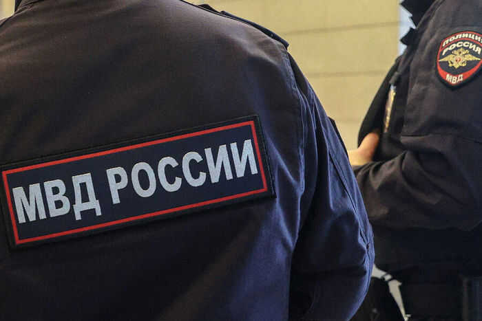Школьница набросилась с ножом на отца после того, как он избил её сестру