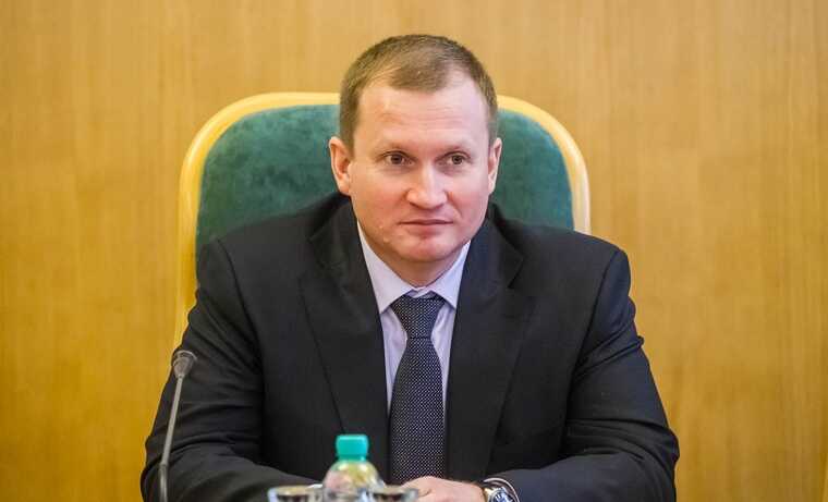 Обвиняемый во взяточничестве замгубернатора Тюмени Вячеслав Вахрин  подписал контракт на военную  службу