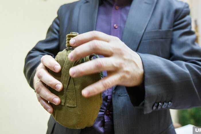 Из-за сообщений о ядовитых капсулах МЧС ввело запрет на армейские фляжки