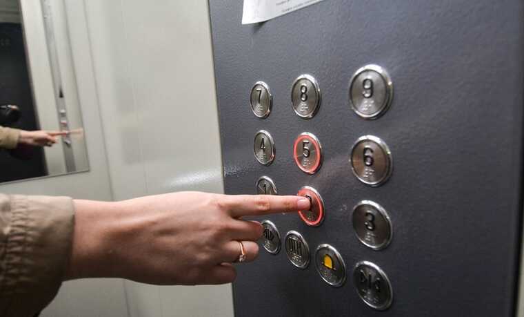 Жителей Москвы предупредили о риске застрять в лифте в День Победы