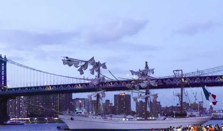 Мексиканское судно столкнулось с Бруклинским мостом в Нью-Йорке