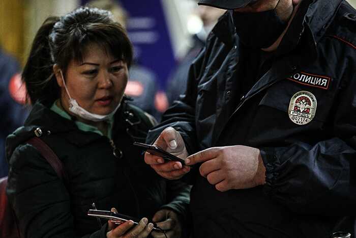 Слежка за мигрантами: Россия вводит цифровой контроль за перемещениями иностранцев