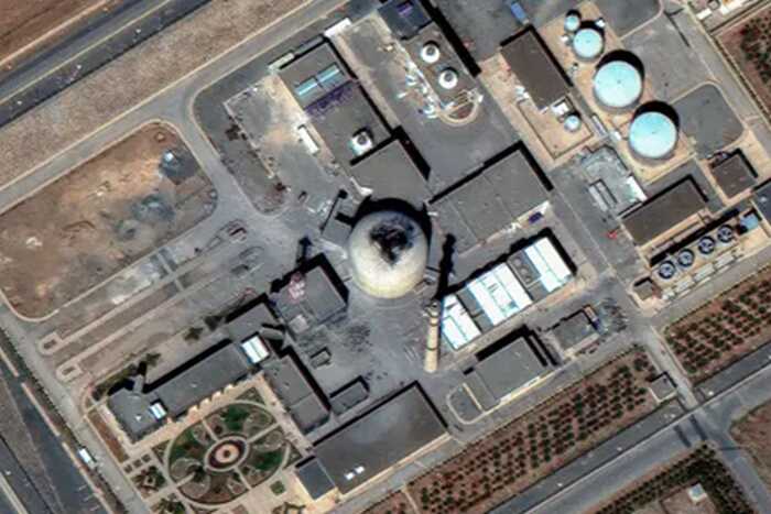 Снимки показывают пробоину в куполе реактора и разрушения башен комплекса в Араке