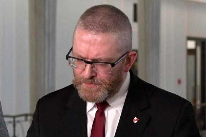 От отрицания Холокоста до срыва флагов: ультраправый депутат Браун под ударом польских властей