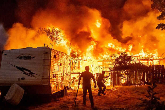 Лесной пожар уничтожил дома в историческом калифорнийском городе Чайниз-Кемп