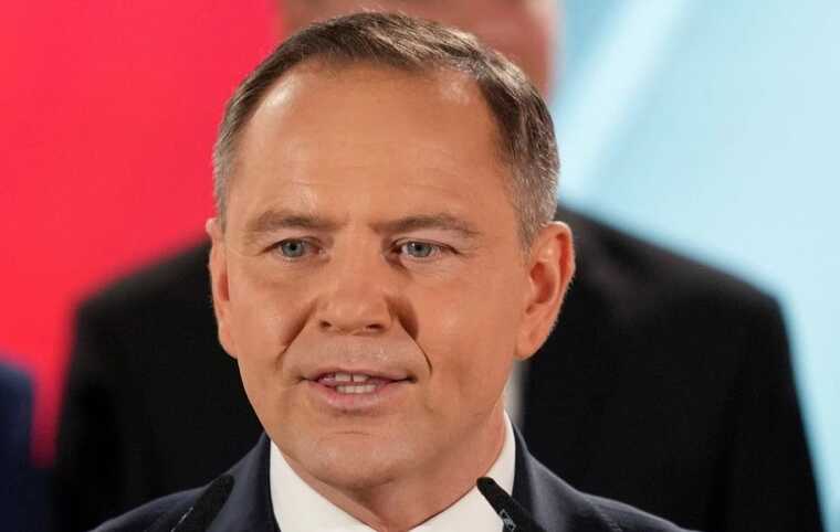 Президент Польши Навроцкий требует объяснений после падения ракеты F-16 на жилой дом