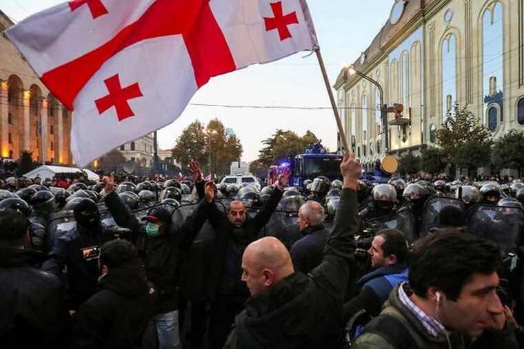 Мирная революция или столкновения: как протесты в Тбилиси обернулись штурмом дворца президента