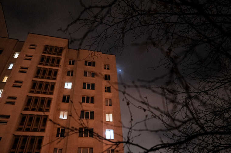 В Москве жильцы многоэтажки пожаловались на соседа, отключающего свет и нападающего на людей
