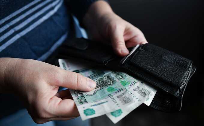 Работников бюджетной сферы обязали уплатить налоги досрочно