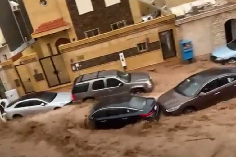 Ливень в Нью-Йорке унес жизни двух человек, сотни домов остались обесточены