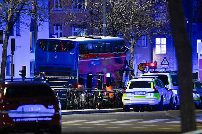 Двухэтажный автобус въехал в остановку в центре Стокгольма: есть погибшие и тяжело травмированные